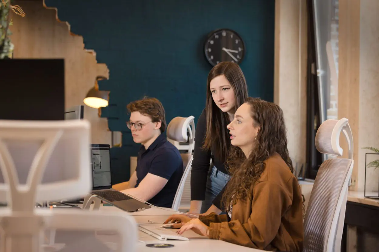 Team rock the web in kantoor ruimte aan bureau